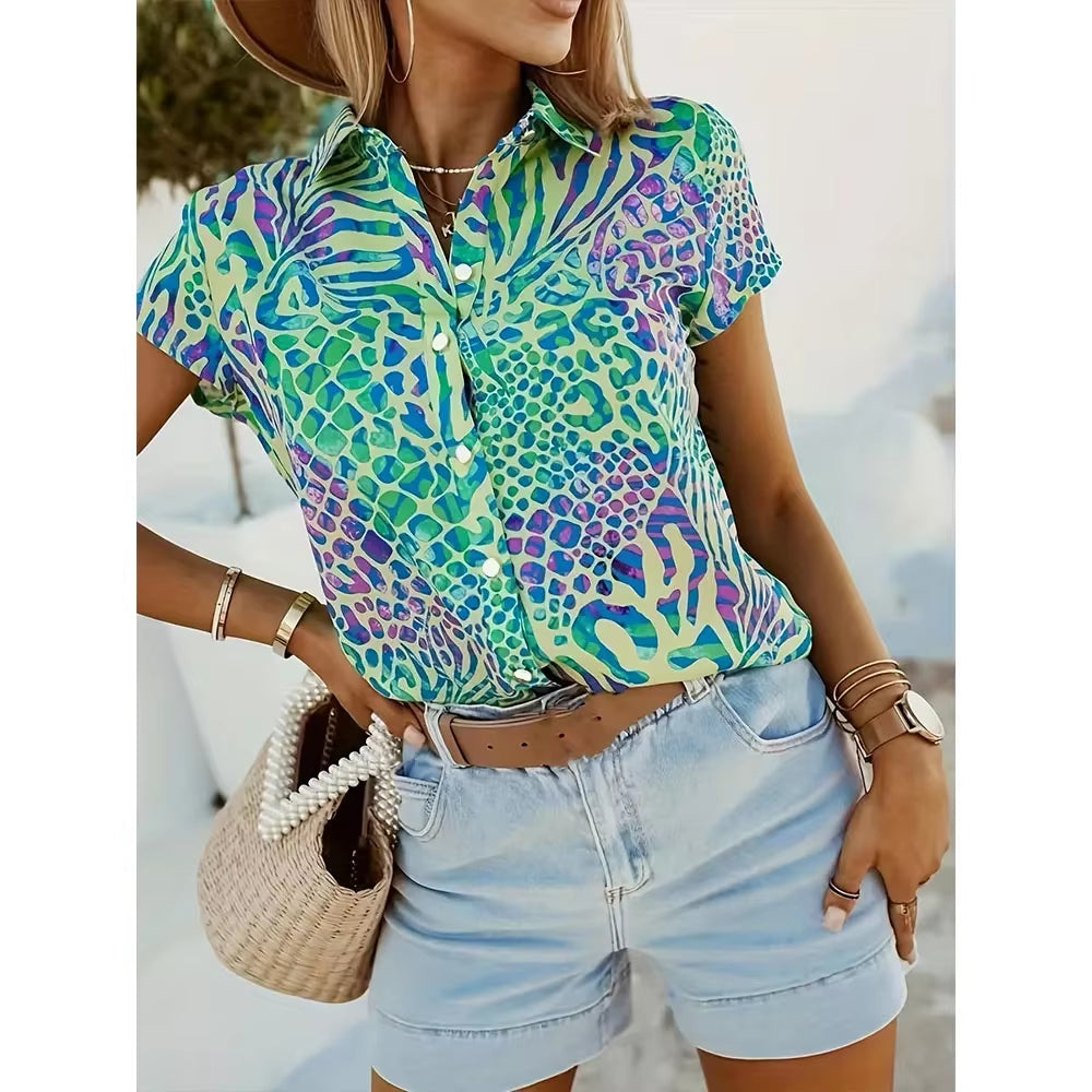 Blouse d’été imprimée multicolore avec short – tenue estivale tendance